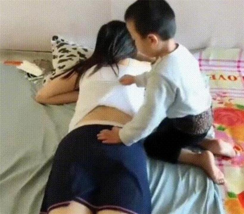 弟弟太顽皮,天天“欺负”姐姐,妈妈却不理会,网友:该打了