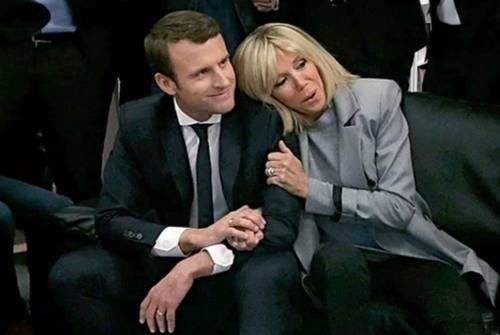 法国总统真Man！跟大25岁老婆出海频繁秀肌肉，布丽吉特一脸漠然