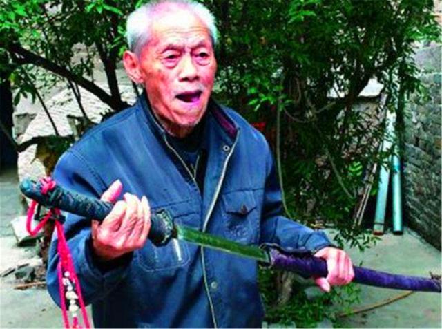 抗战老兵缴获一把日本军刀,抗日战争时期缴获日本皇族武士刀