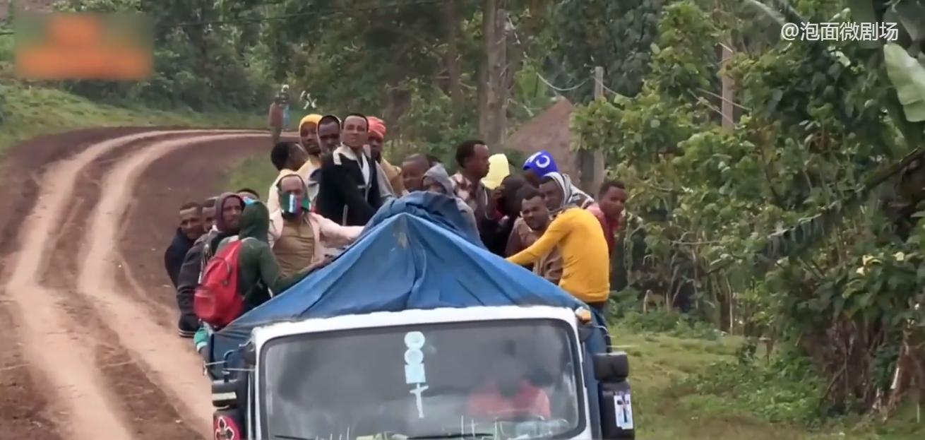 非洲的奇葩铁路：火车照明靠手电筒，不脱轨就是中大奖！纪录片