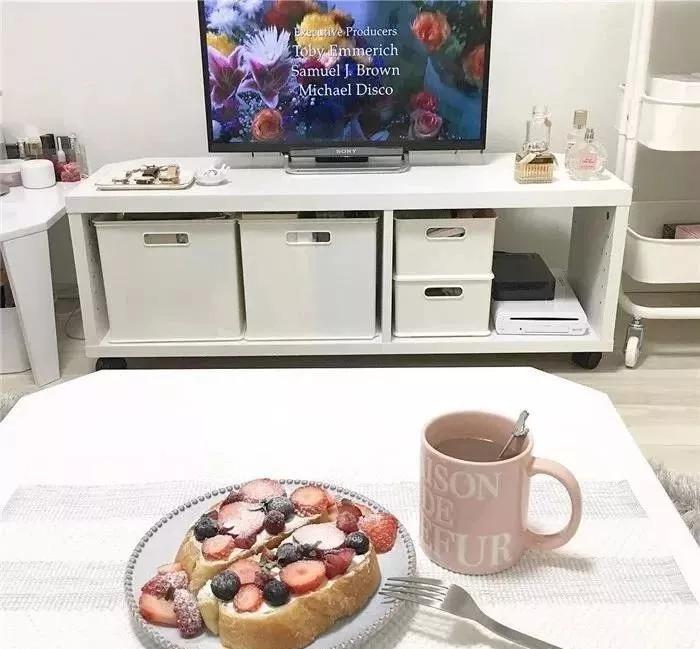 28岁郑爽卧室曝光引热议：“性冷淡”的人生，真的很爽