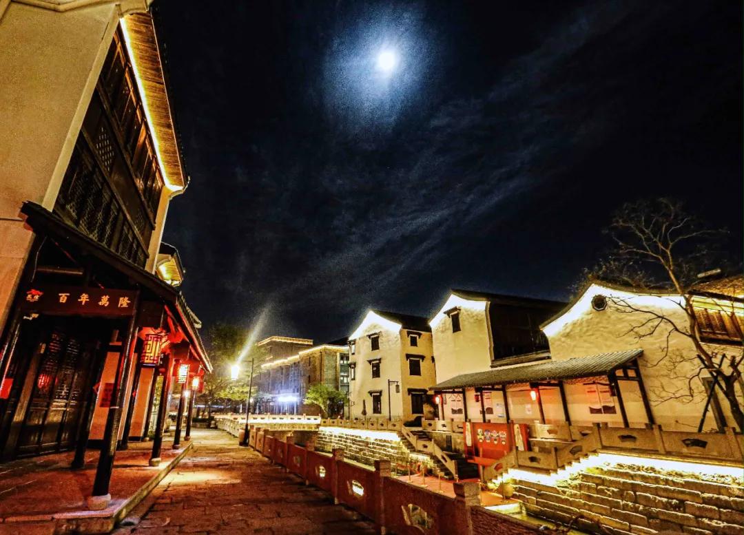 免摊位费免保证金免服务费...瓶窑老街喊你一起“全民练摊”！摆摊摆得好，100万资金和10间商铺，奖给你！