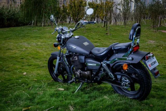 1.68万元的国产太子车,造型经典,250cc水冷引擎,极速114