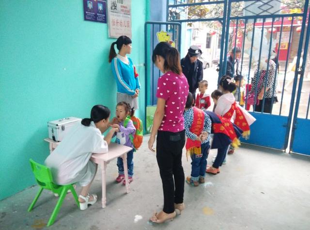 小孩上幼儿园不肯去老是哭怎么办,孩子上幼儿园哭的嗓子沙哑怎么办