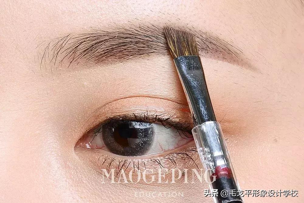 圆脸妹子怎么化妆才显脸小呢,圆脸女生怎样化妆才能显得好看