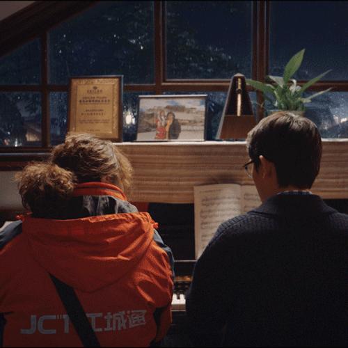 今年春节电影档排片人潮汹涌,新片接连定档抢占十月电影市场