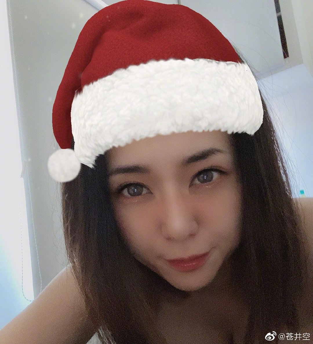 苍井空平安夜晒性感自拍,网友:您的衣服呢,不冷吗?