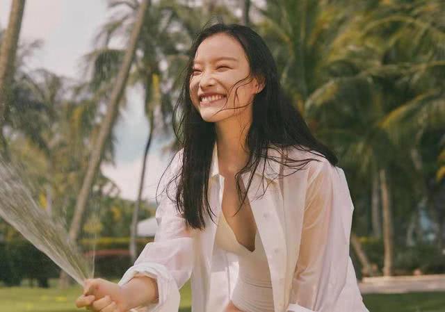 倪妮穿牛仔裤最新机场现身,倪妮身穿吊带红裙现身