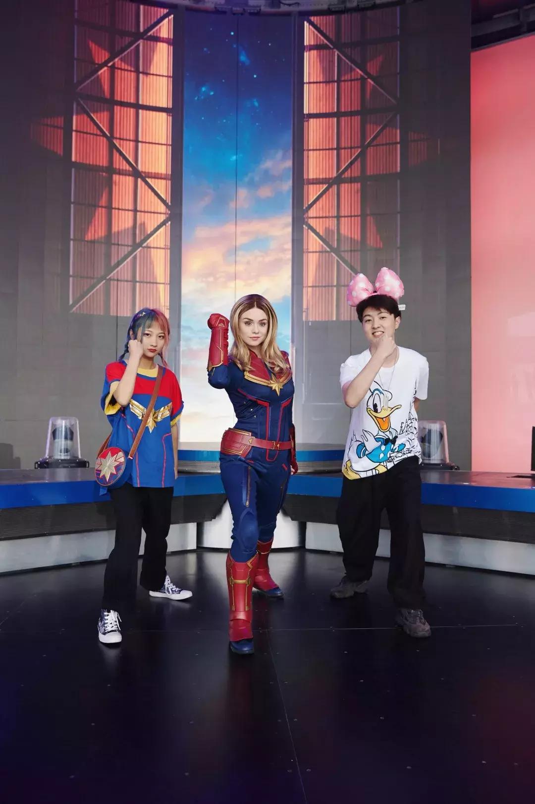 我们在上海迪士尼里玩耍了一天，发现穿的美才能玩的好！