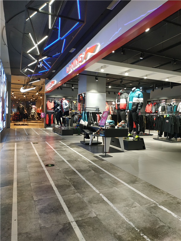 我们今儿来到蚌埠万达,逛了逛帮阿迪耐克卖鞋的滔搏运动城