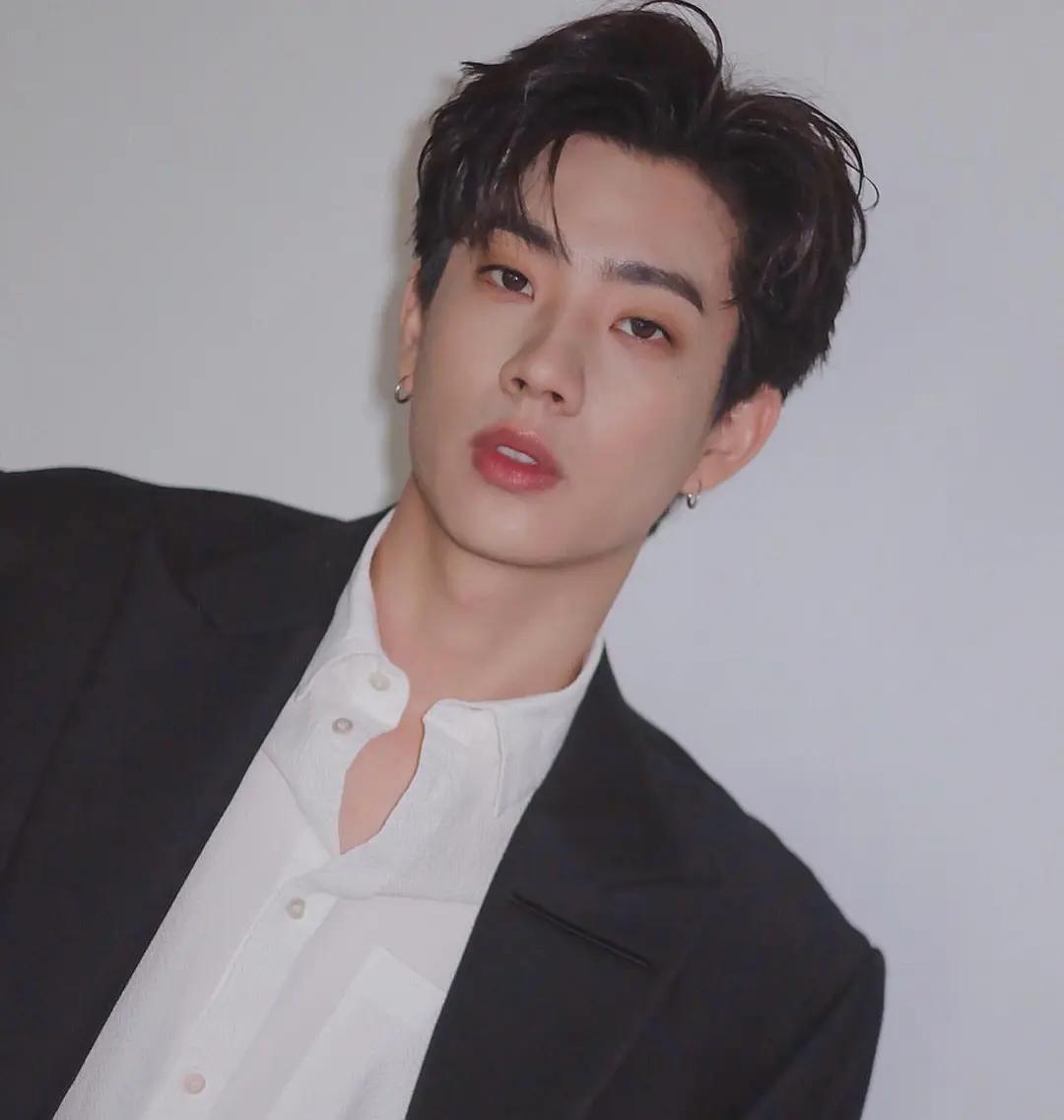 他泰韩系少年:关大爷洪34典型代表包包酷爱韩风穿搭