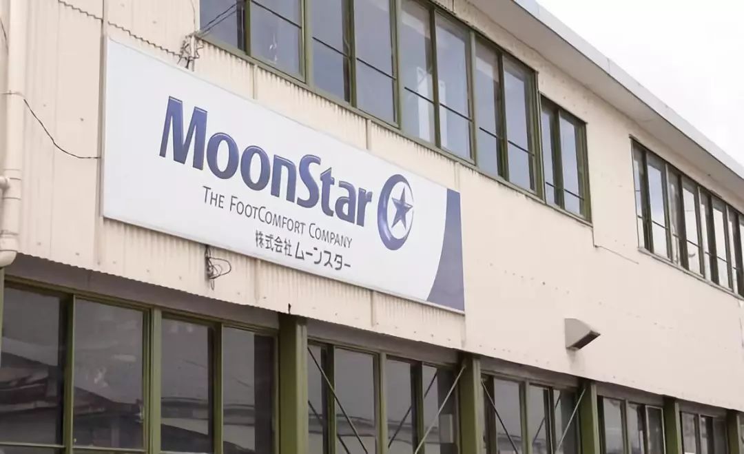 vans帆布鞋哪款好看,vans又一款白色的有涂鸦的帆布鞋