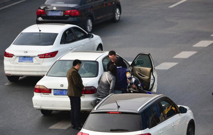 小剐蹭出租车走保险还是私了好,汽车剐蹭私了还能走保险吗