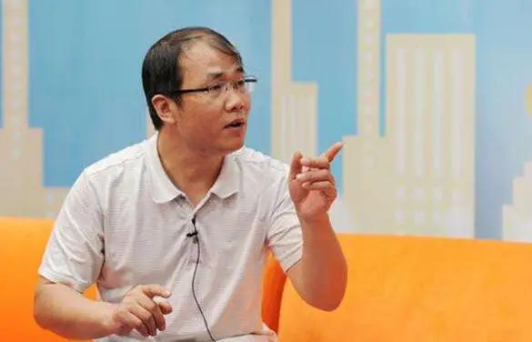 以新华社的文章《一路前行》套落广州恒大的足球学校，正是时候。