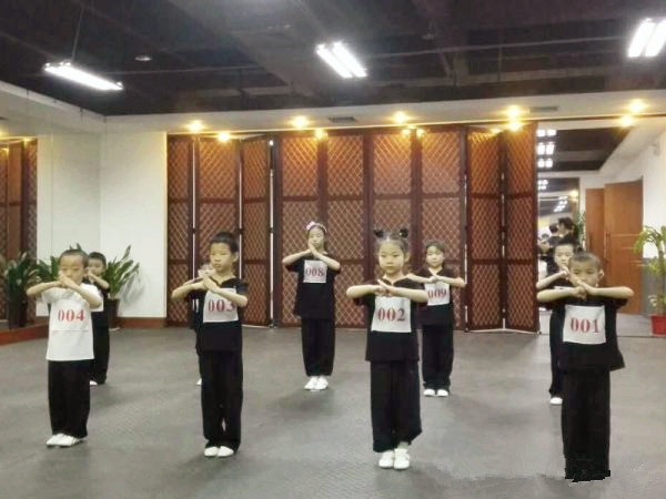 抱拳礼左拳右拳是什么意思,抱拳礼男子右掌左拳什么意思