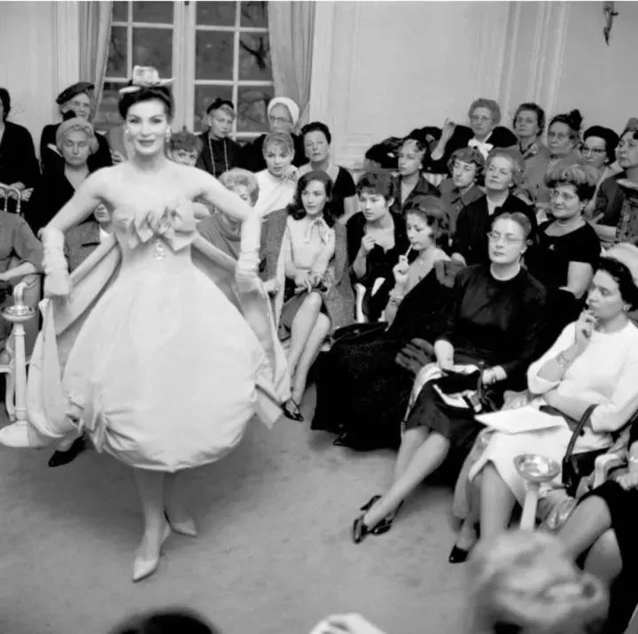 服装设计师助理需要哪些条件,服装设计师助理一般都干嘛