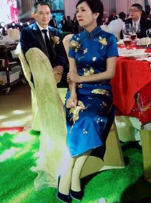 “最美旗袍妈妈”火了,好好保养吧,别到时输给亲家母!