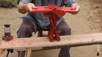 大爷造鲁班凳,60岁中国大爷徒手做鲁班凳