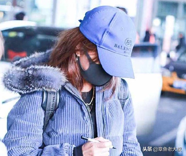 赵薇亲民现身引骚动，口罩遮面赶路不忘为粉丝签名！网友：扛霸子