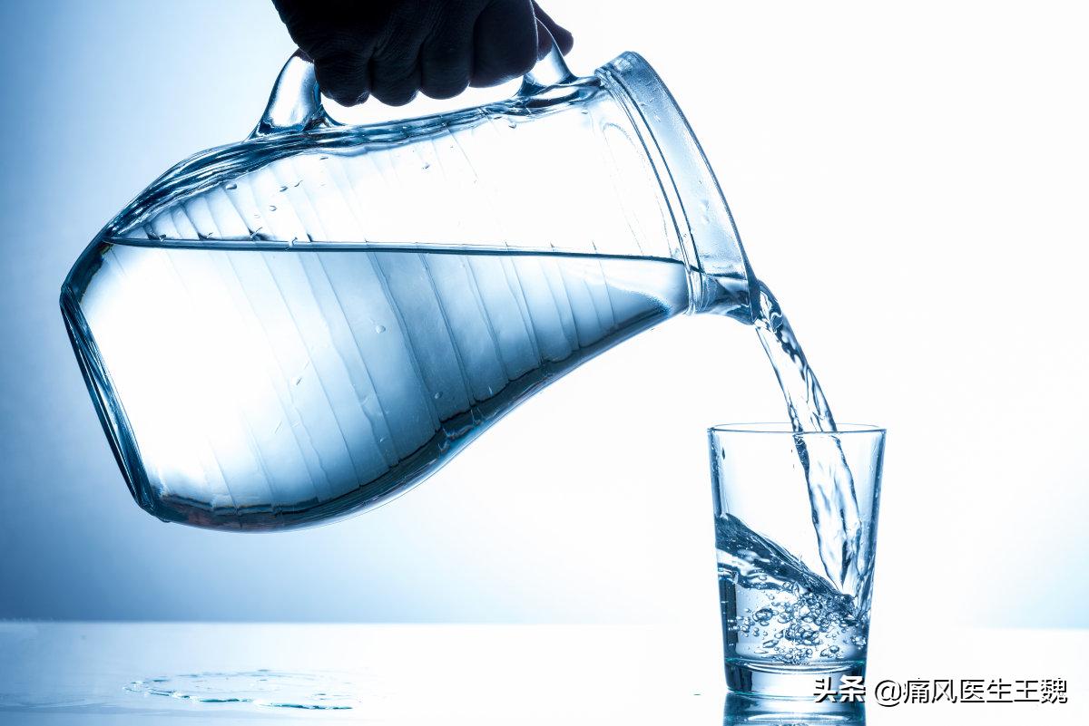 多喝水对痛风的治疗有益，茶可少饮，不能过度