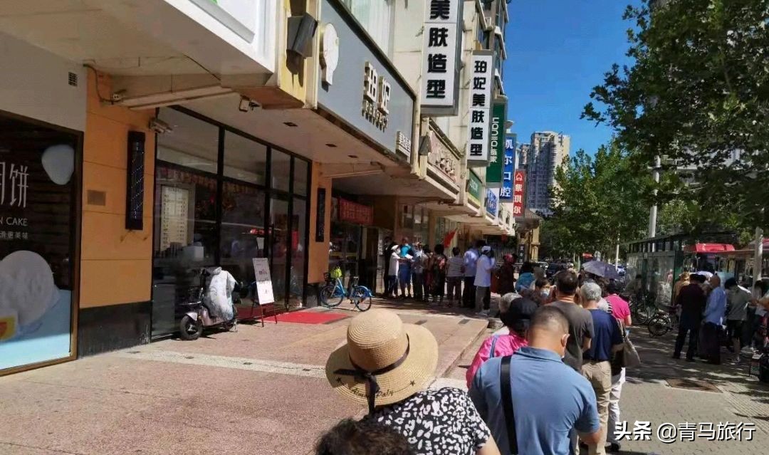 老字号排队买月饼人多 (实拍天津人排队买月饼)