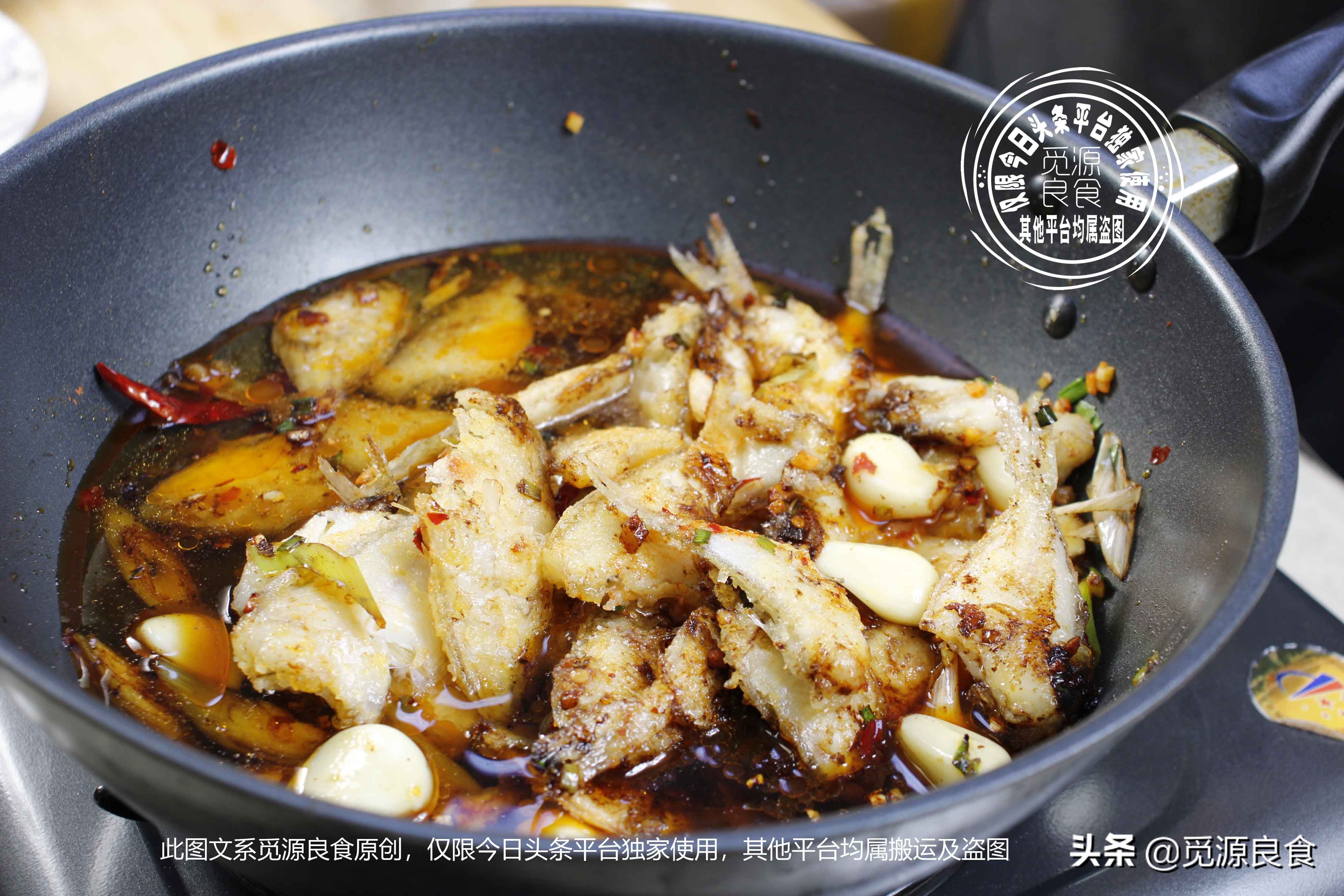 30条剥皮鱼,半碗大蒜头,教你特简单的做法,出锅比小龙虾还美味