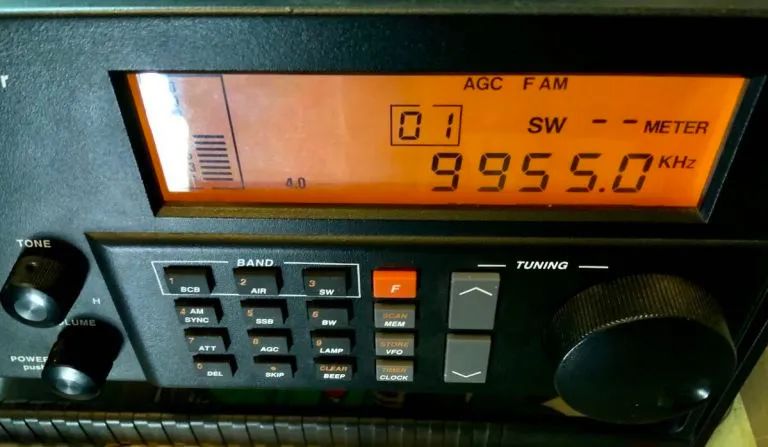 冲动购买被迫更换DrakeSW8台式收音机糟糕的按键面板