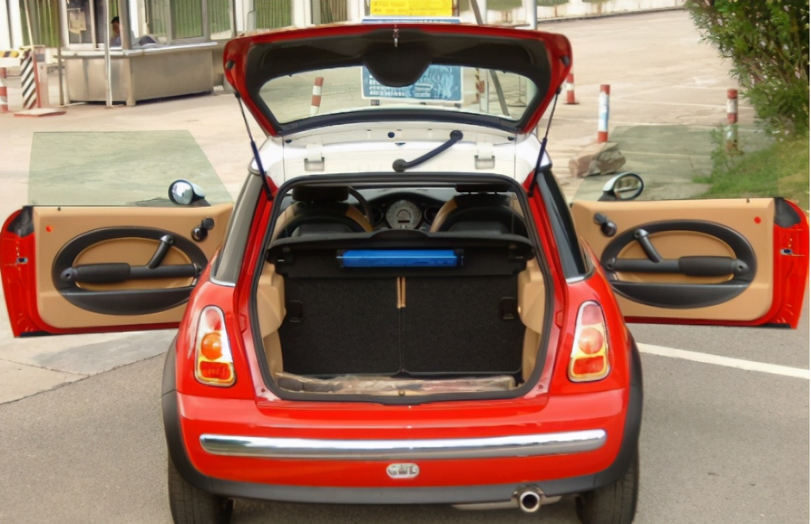 汽车后盖开启方向,汽车后盖的打开按键