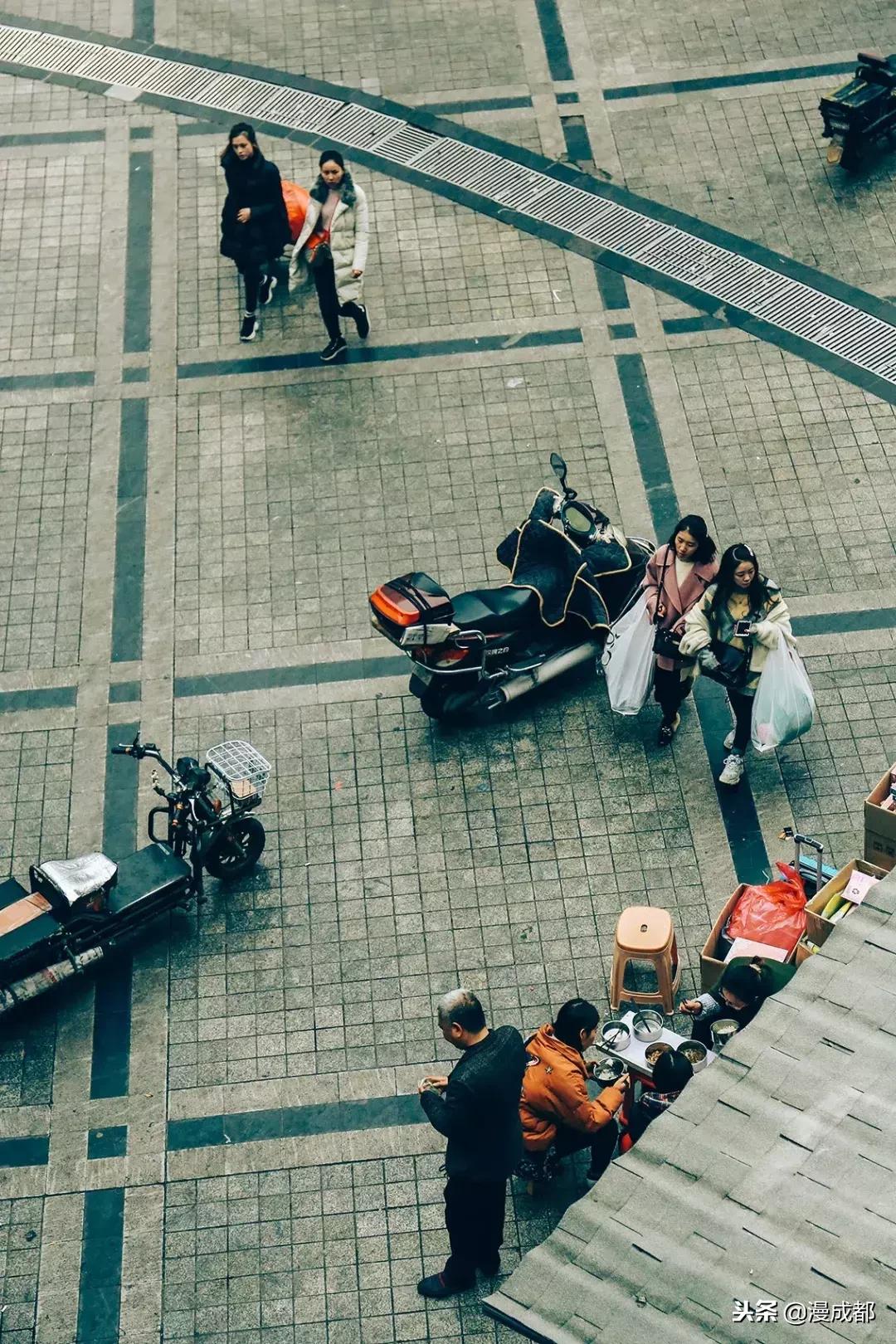 据说不来这里就白来成都，你一定没有见过这么魔幻又传奇的荷花池