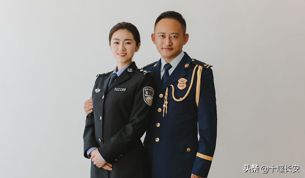 看不清你眼角是否有泪花只知道号令既出使命必达