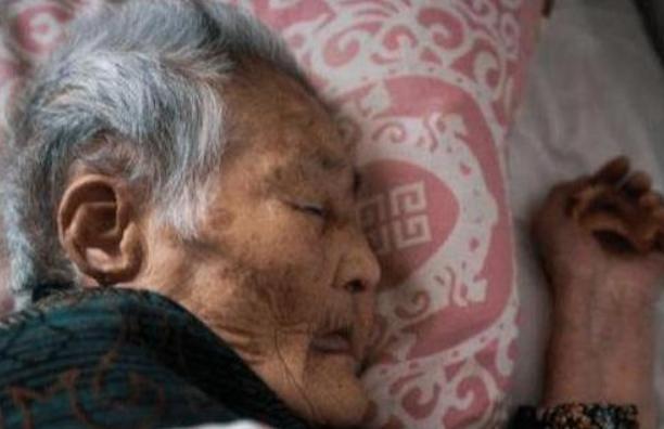 老人胡言乱语是要临终了吗,老人去世前胡言乱语吗