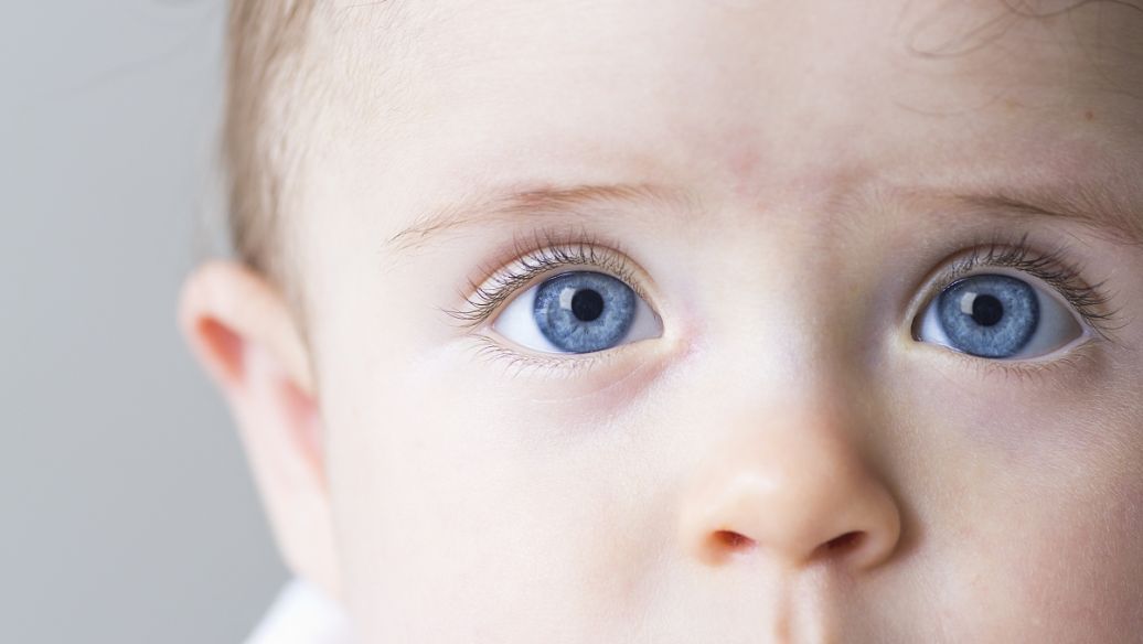 宝宝总是眨眼睛怎么回事,宝宝总是眨眼睛是中邪了吗