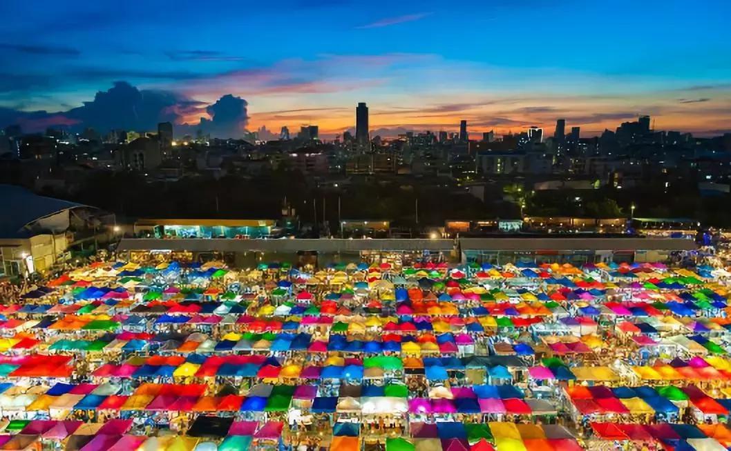 抖音热大批游客挤爆泰国一景点,泰国抖音十大网红景点