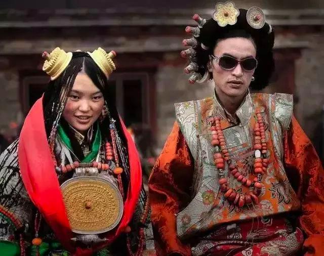 现在市面的蜜蜡全是假的吗,怎么知道是假的蜜蜡