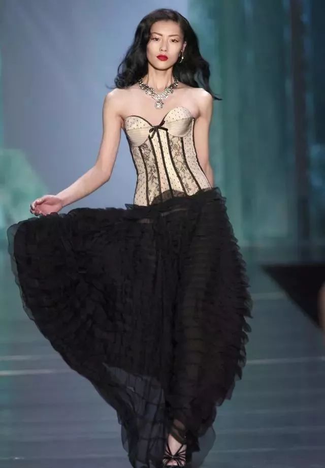 刘雯暌违国际秀场三年重返时装,刘雯暌违国际秀场三年重返时装周