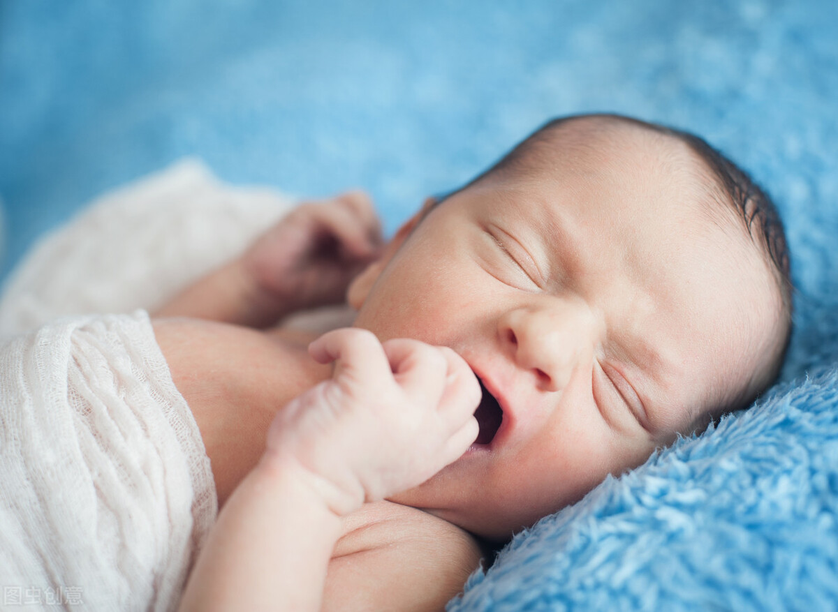 怎样给新生儿去除干鼻屎,怎样给新生儿去鼻屎