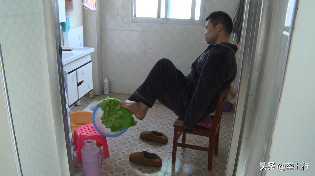 一日接百单，同时在淘宝、京东等多家网店工作！这位无臂客服小哥火了