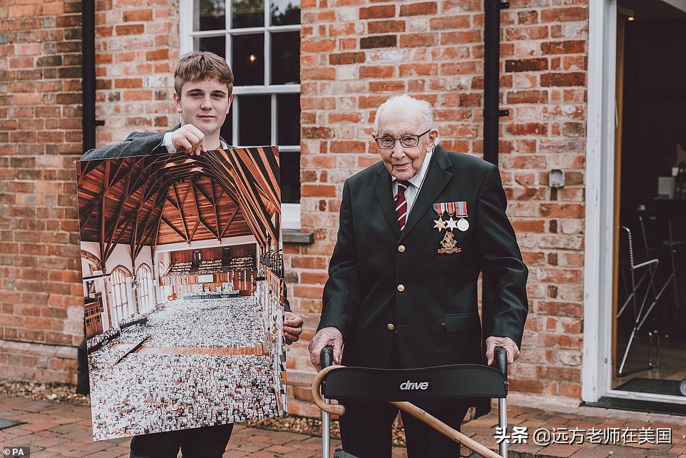 疫情之下，他的百岁生日盛况堪比英国女王