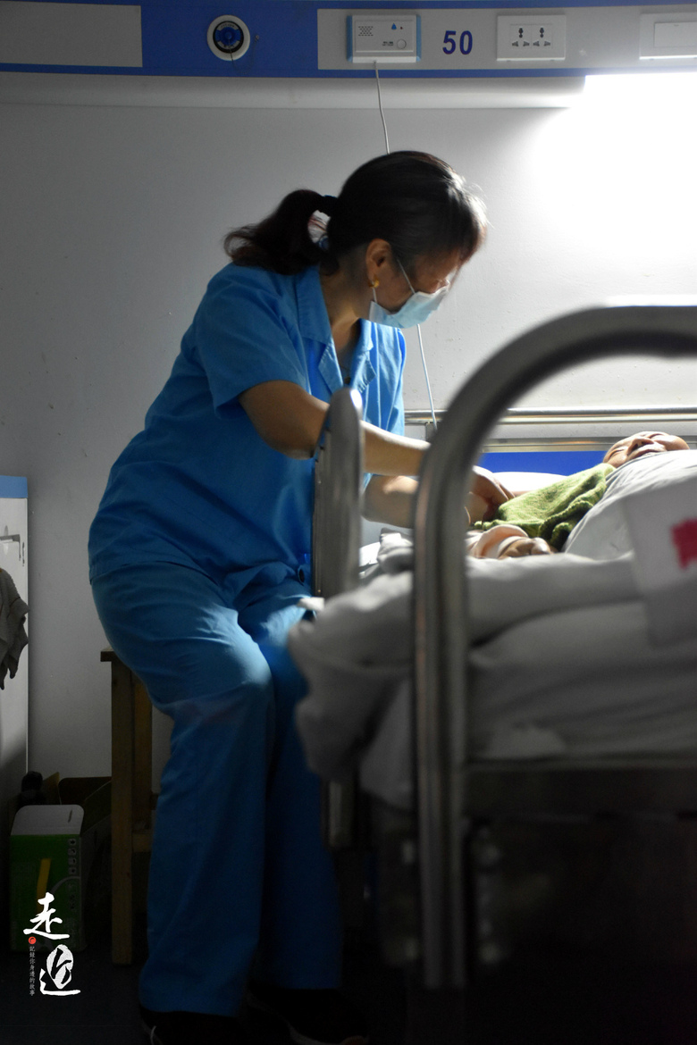 “第一次抠便，我差点吐了”！我和我的三百个爸妈