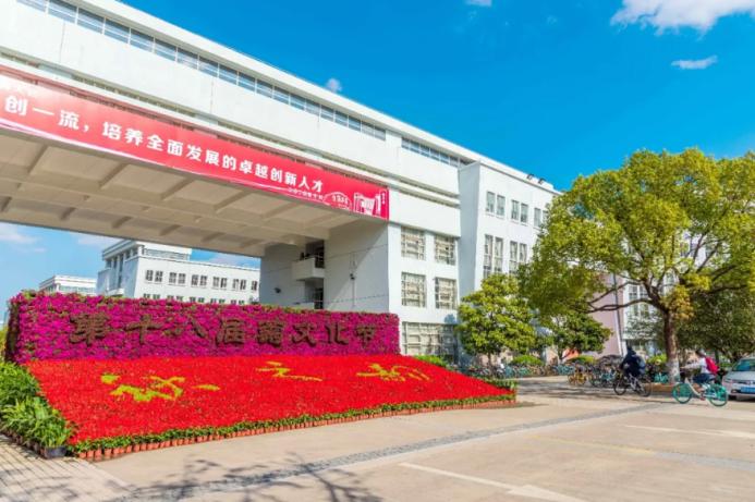 中国*产党共**创办的第一所高等学府，以城市名字命名，孙中山、毛*东泽**直接关怀！