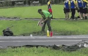 宝宝喝奶足够了为什么还是哭,新生儿闭着眼睛喝奶哭了