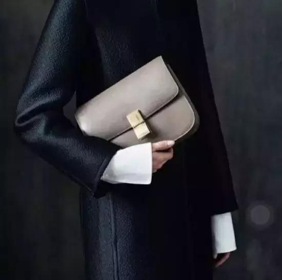 celine豆腐包保值吗,celine豆腐包每年有什么颜色