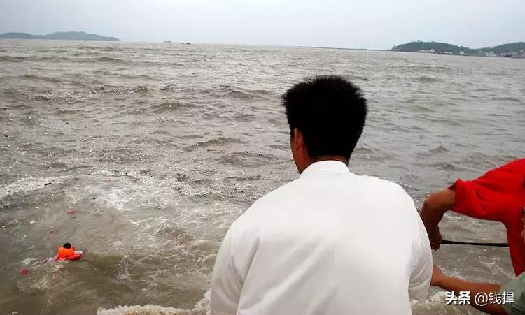 「钱眼回眸四十年-99」魏青刚三下大海与“麦莎”争夺落水女