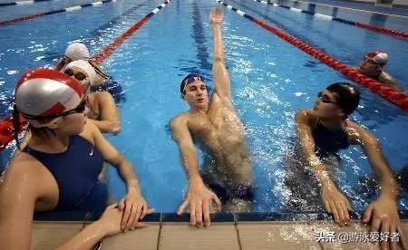 仰泳鼻子总是呛水,仰泳时手往后一伸就呛水