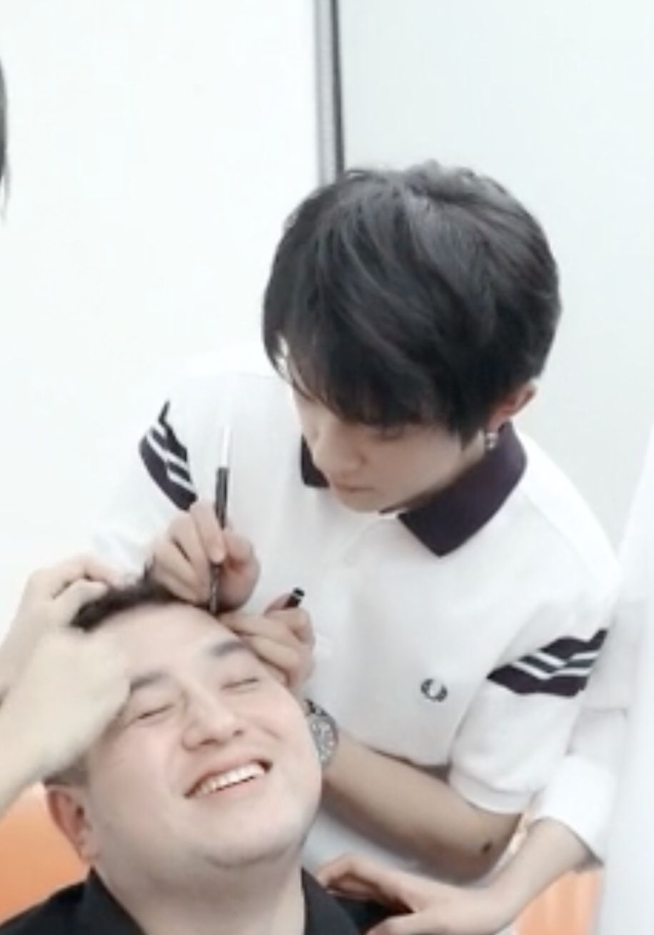 不是自己的脸就随便化！易烊千玺给自己化妆很细致，给胖虎就不同