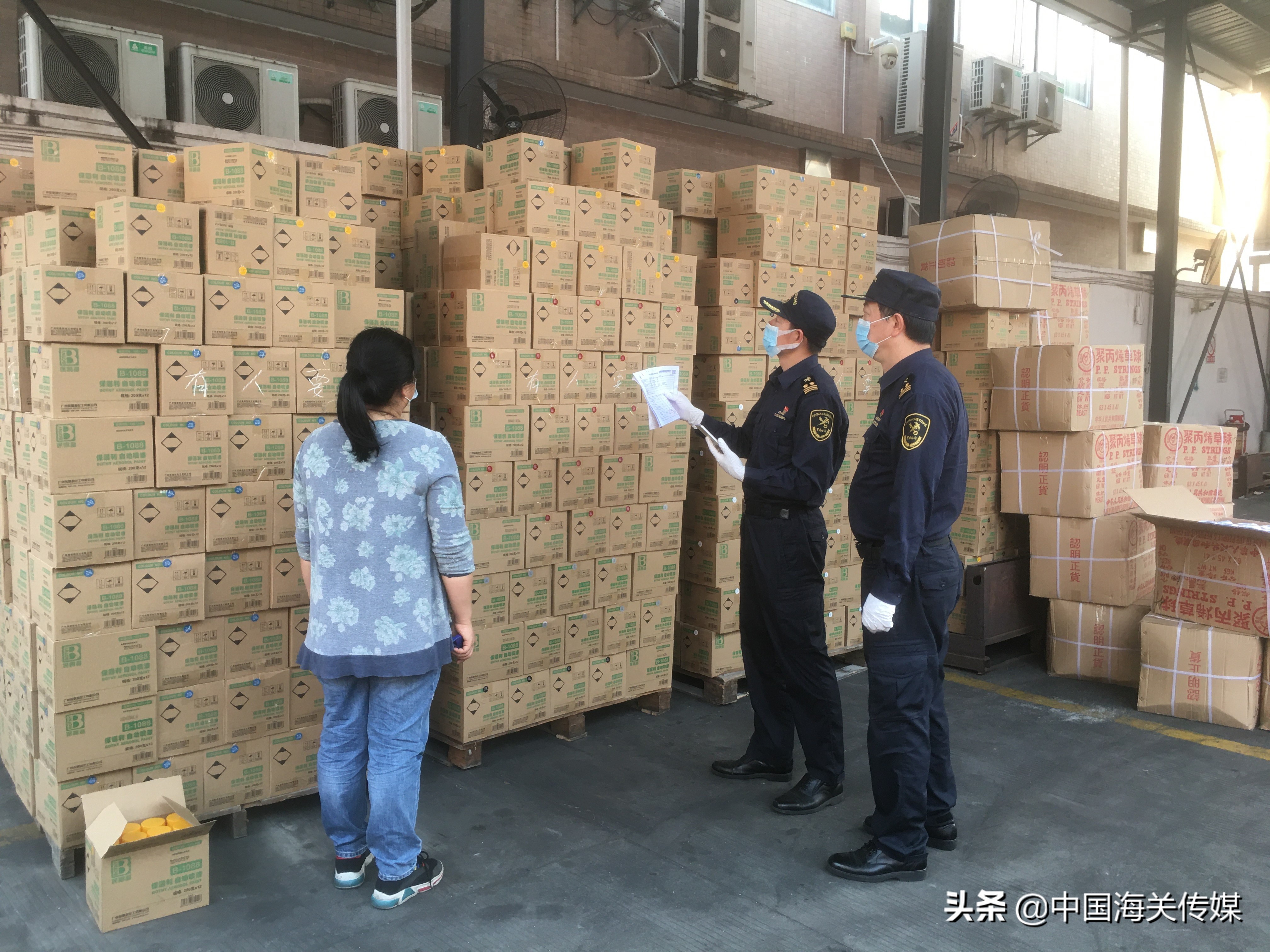 广州海关查获2.16万支易燃手喷漆