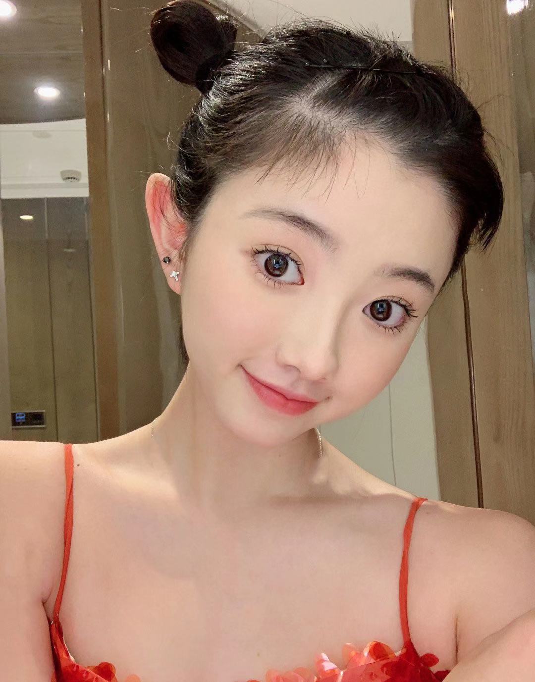 “过气”十年,凭什么她发个问号也能上热搜?