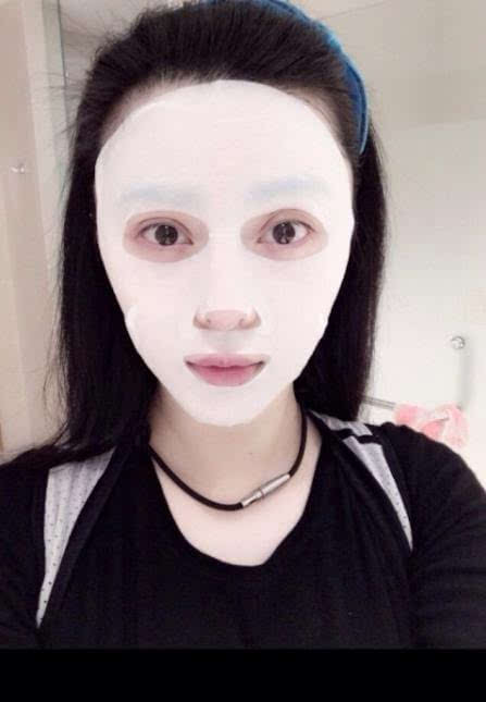 范冰冰的“敷面膜*法大**”火了，每天敷两片，网友：学后皮肤更好了