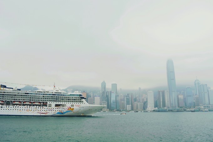 世界将我包围下一句,世界将我包围演唱