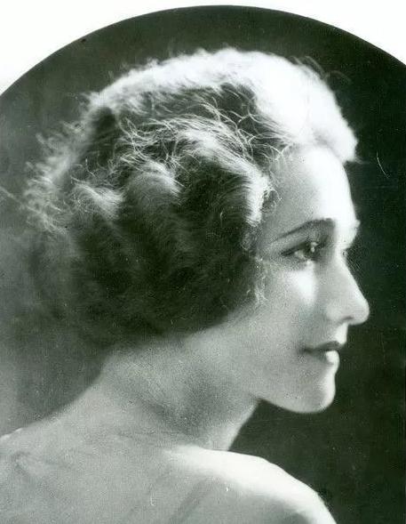 辛普森夫人现状,辛普森首任妻子